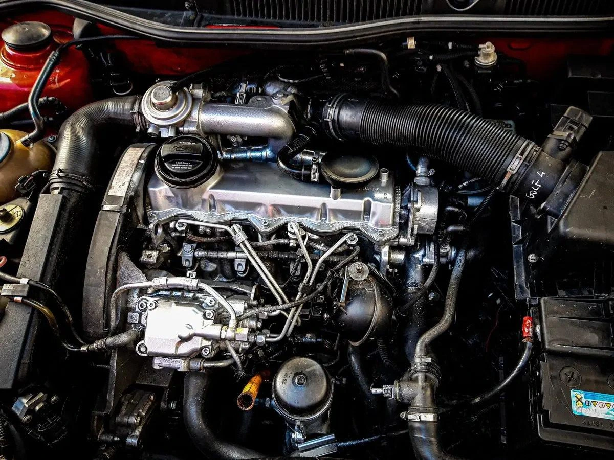 Motor bölmesinde dizel motor ve bileşenleri