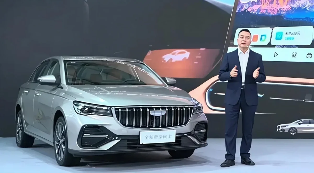 Yenilenen Geely Emgrand sedanı ve aracın yanında duran bir sunum görevlisi