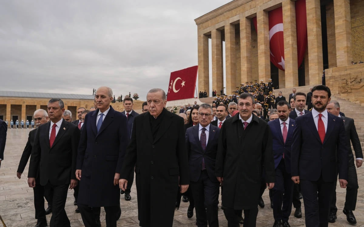 Recep Tayyip Erdoğan ve beraberindeki devlet erkanı Anıtkabir’de yürüyor