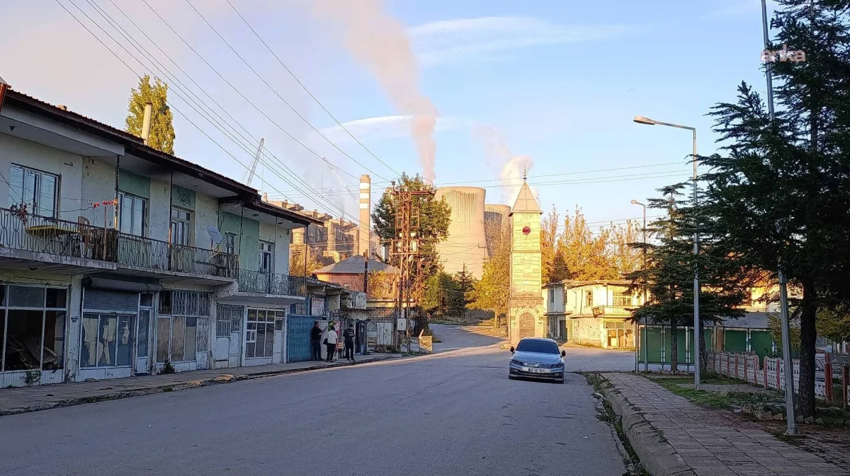 Çoğulhan’da sokak ve çevresindeki yapılar, arka planda Afşin-Elbistan termik santrali