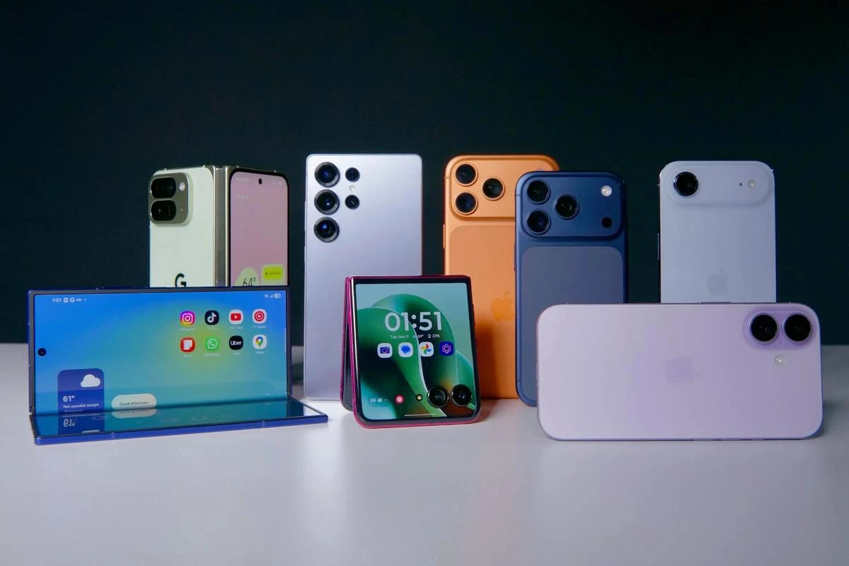 Farklı renk ve tasarımlardaki akıllı telefonlar ile katlanabilir cihazlar
