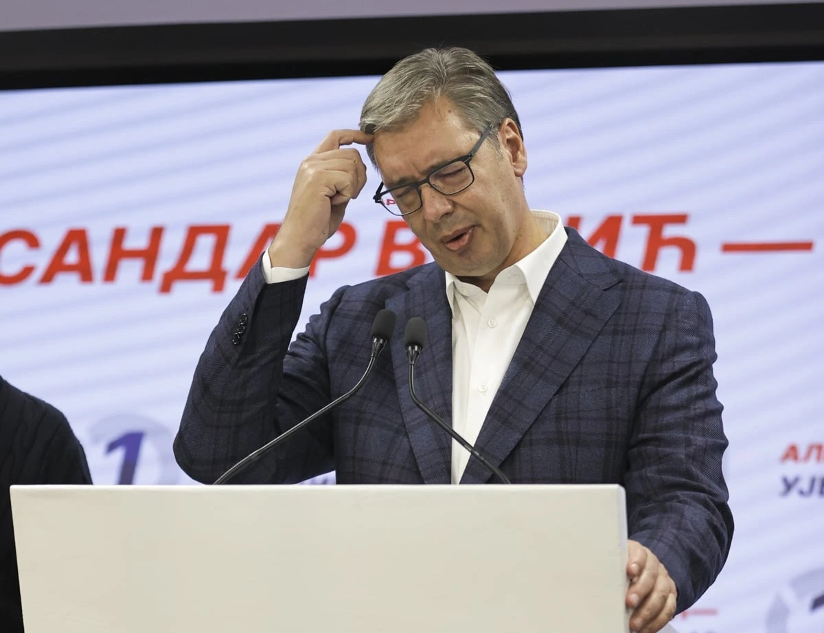 Aleksandar Vucic kürsüde konuşurken alnına dokunuyor