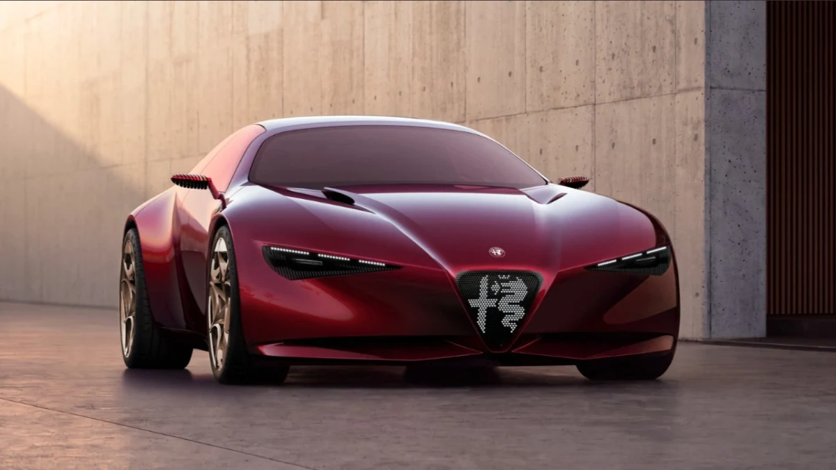 Kırmızı Alfa Romeo Cuorerosso tasarım otomobili, açık renkli bir duvarın önünde duruyor.