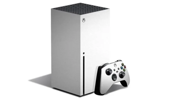 Beyaz Xbox Series X konsolu ve kablosuz oyun kumandası