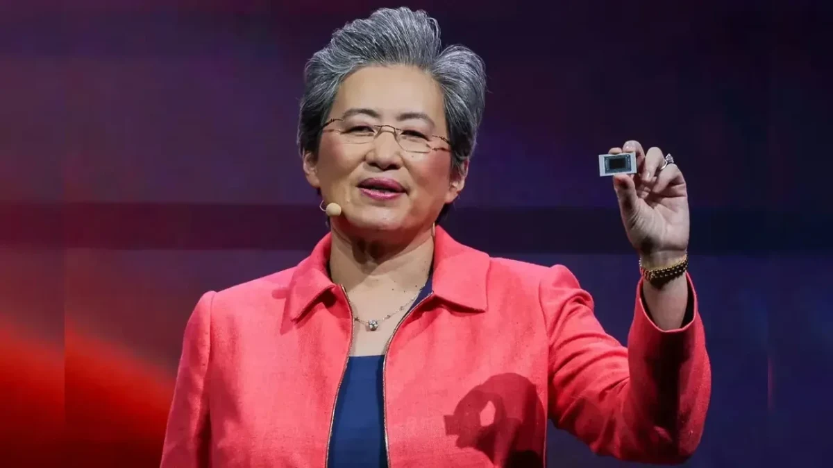 Lisa Su, sahnede küçük bir işlemci bileşenini elinde tutuyor