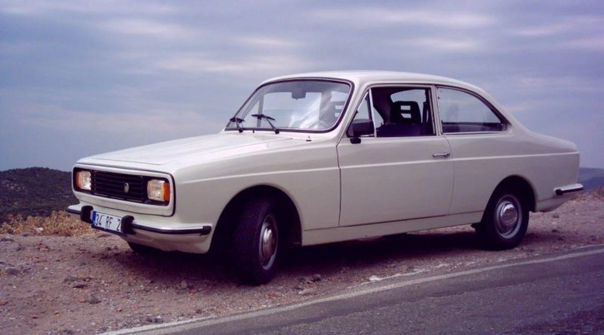 Açık renkli Anadol STC-16 otomobili yolda