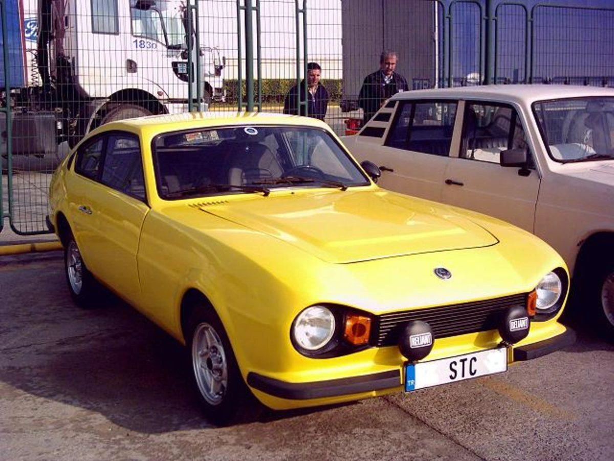 Sarı Anadol STC-16 otomobili bir etkinlik alanında