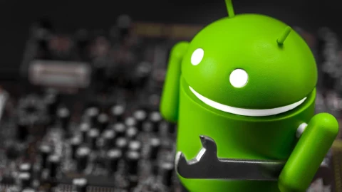 Android robotu ve önünde bir anahtar görseli