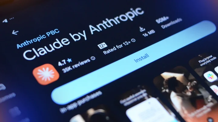 Akıllı telefon ekranında Claude by Anthropic uygulama sayfası