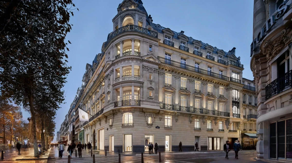 Paris’teki Champs-Élysées Apple Store’un dış cephesi