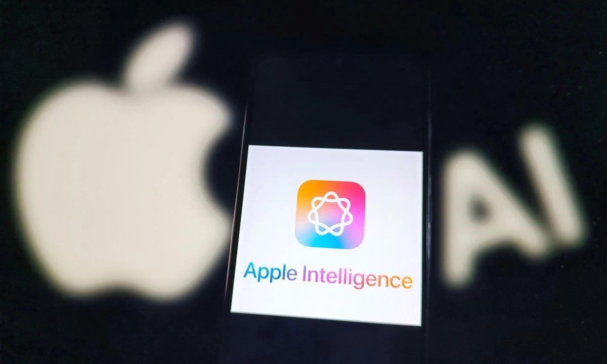 Apple Intelligence logosu görünen bir telefon ekranı ve arka planda Apple logosu