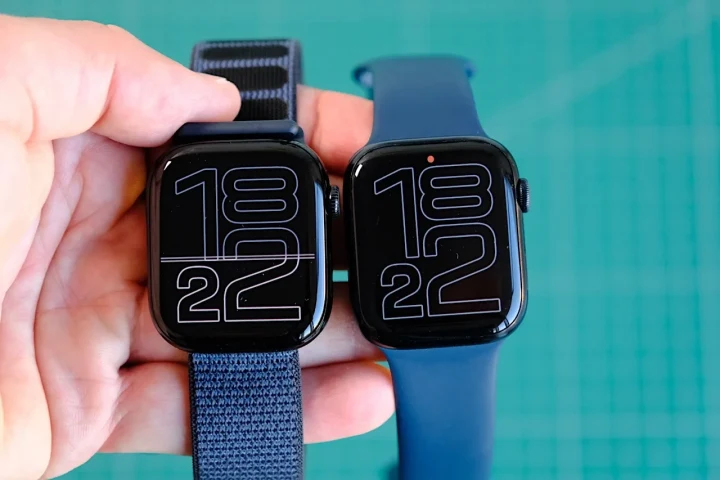 İki Apple Watch yan yana gösteriliyor; saatlerden biri elde tutuluyor.