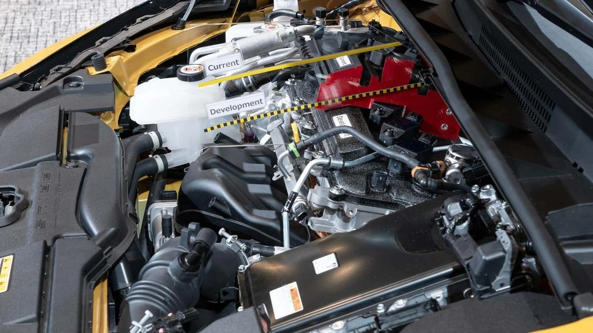 Motor bölmesinde mevcut ve geliştirme aşamasındaki bileşenleri gösteren düzenek