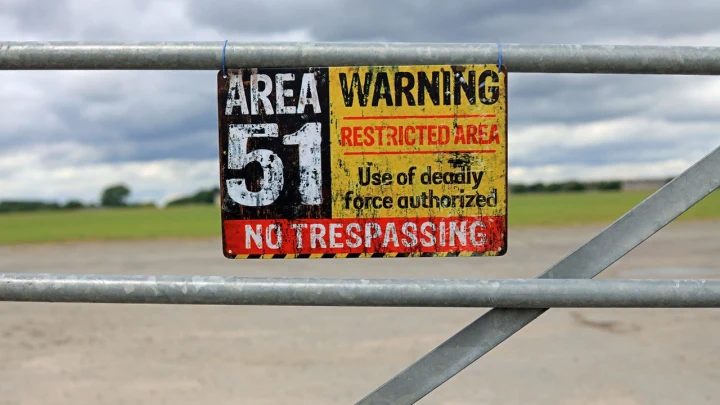 Area 51 girişini belirten, izinsiz girişi yasaklayan uyarı tabelası