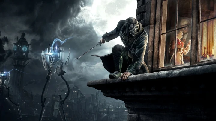 Dishonored dünyasını betimleyen karanlık şehir manzarasında bir binanın çıkıntısında çömelmiş karakter ve arka planda mekanik figürler