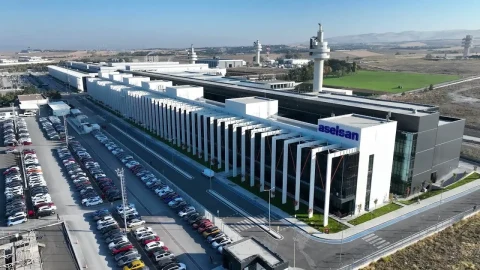 ASELSAN’ın modern yerleşke binası ve çevresindeki otopark alanı