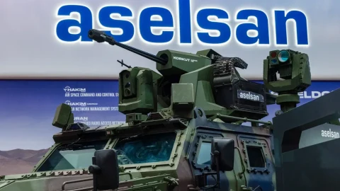 ASELSAN yazısının önünde sergilenen zırhlı hava savunma aracı