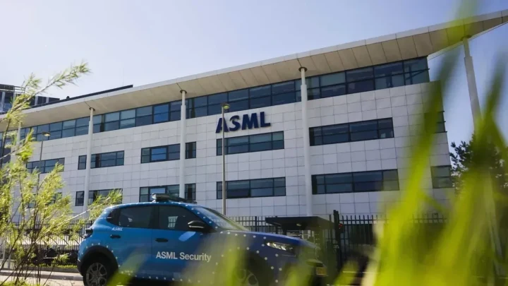 ASML tabelasının bulunduğu binanın önünde ASML Security yazılı araç