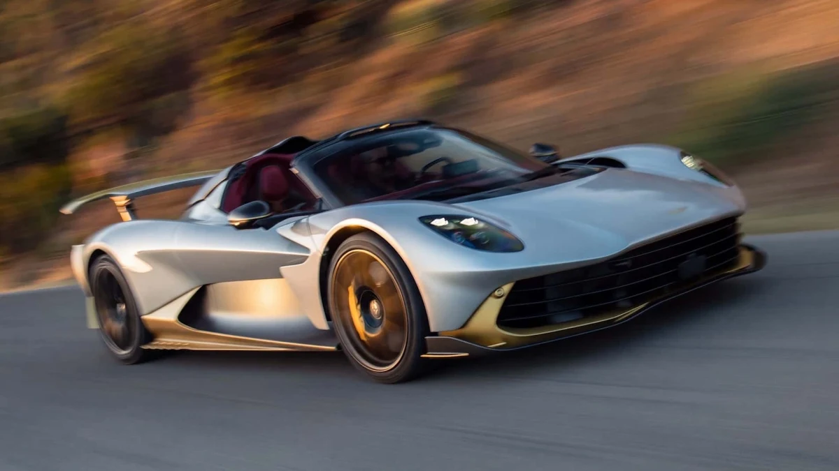 Aston Martin Valhalla Spider’ın arka ve yan görünümü