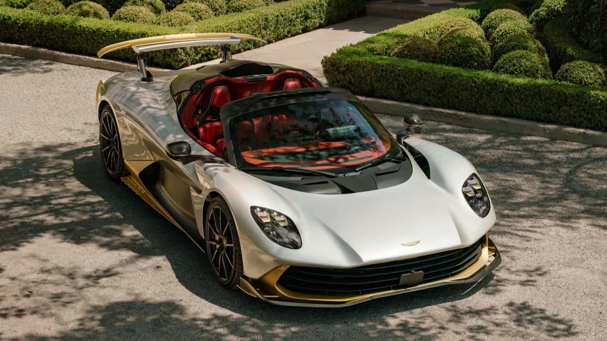 Aston Martin Valhalla Spider, açık tavanlı tasarımıyla bahçe yolunda duruyor