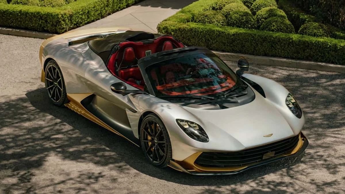 Aston Martin Valhalla Spider yolda ilerlerken
