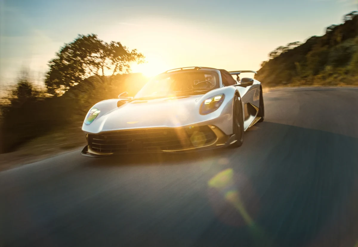 Aston Martin Valhalla, gün batımında yolda ilerlerken görüntüleniyor.