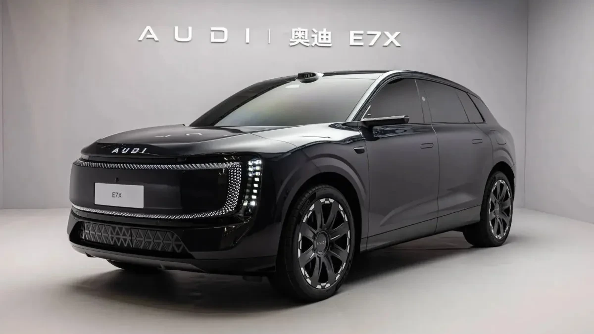 AUDI E7X SUV modeli, gri bir stüdyo fonu önünde görüntüleniyor