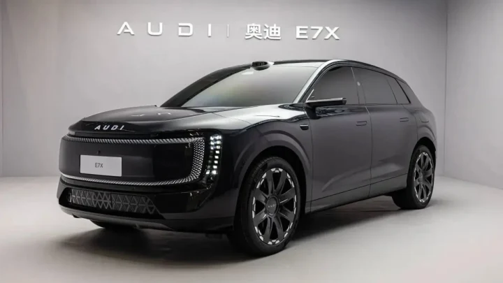 AUDI E7X SUV modeli, gri bir stüdyo fonu önünde görüntüleniyor