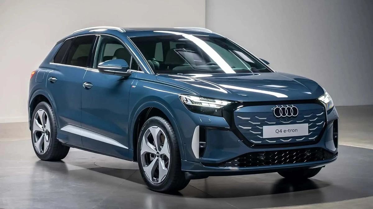 Mavi Audi Q4 e-tron elektrikli SUV, önden üç çeyrek açıdan