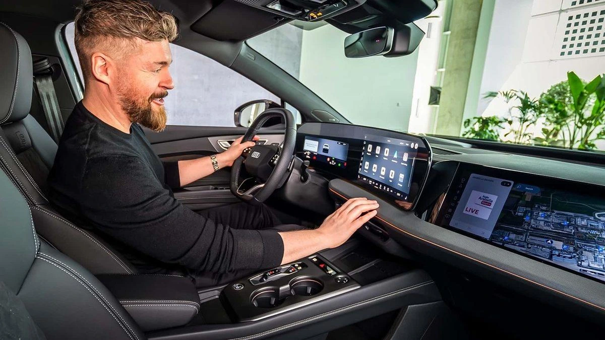 Sürücü koltuğunda oturan kişi Audi Q4 e-tron’un dijital kokpit ekranlarını kullanıyor