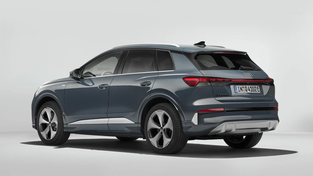 Yeni Audi Q4 e-tron SUV’un arkadan ve yandan görünümü