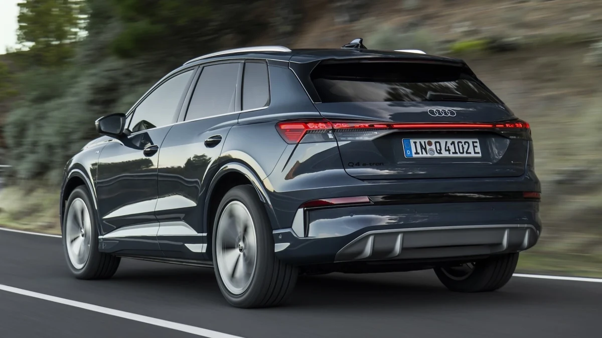 Yolda ilerleyen Audi Q4 e-tron’un arka ve yan görünümü