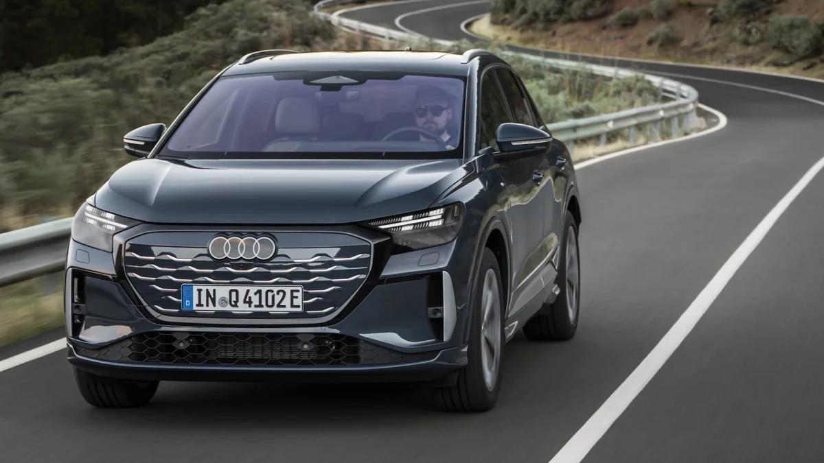 Yolda ilerleyen yeni Audi Q4 e-tron