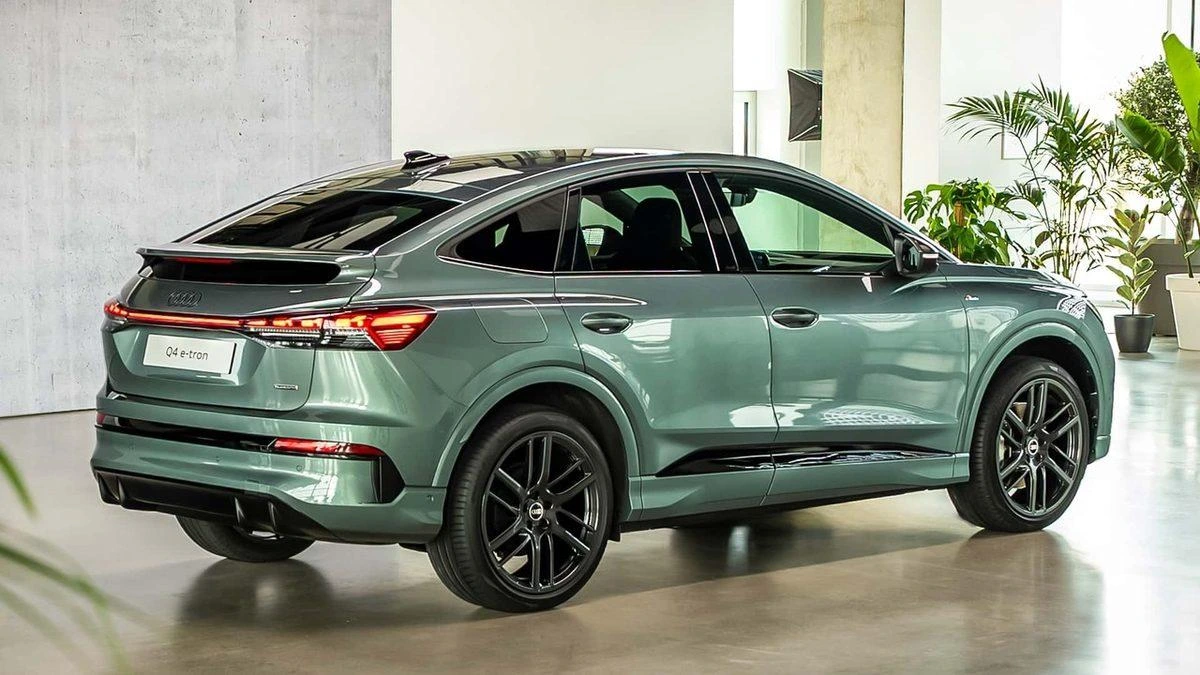 Audi Q4 Sportback e-tron’un yeşil renkli arka ve yan görünümü