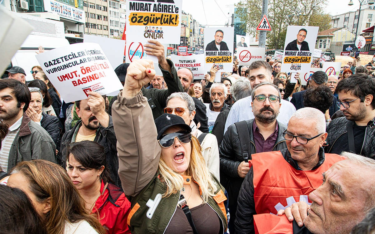 Gazeteciler ve destekçileri basın özgürlüğü için düzenlenen eylemde slogan atıp pankartlar taşıyor.