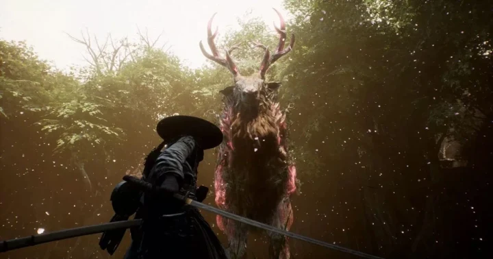 Beast of Reincarnation’da bir karakter, ormanlık alanda boynuzlu bir yaratıkla karşı karşıya