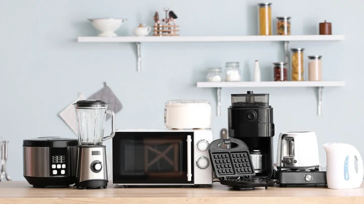 Mutfak tezgâhında blender, mikrodalga fırın, kahve makinesi, waffle makinesi ve su ısıtıcısı