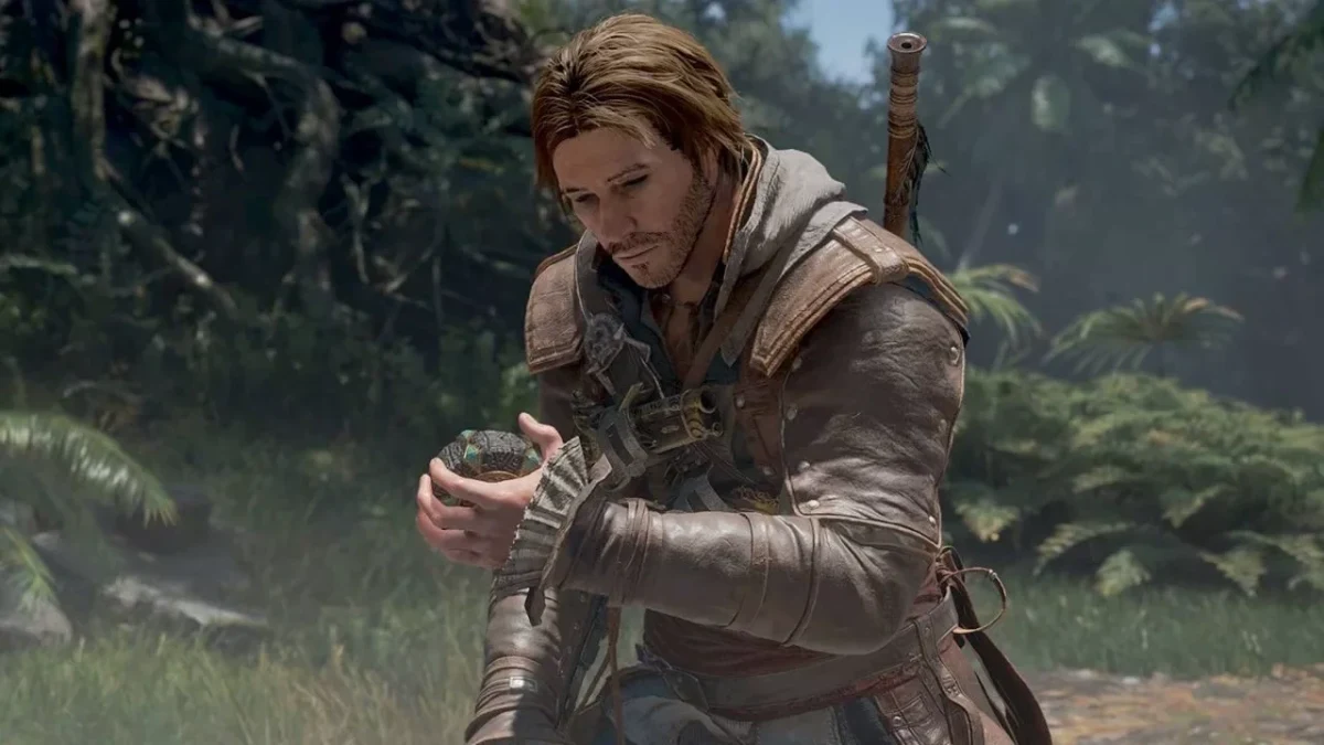 Assassin’s Creed Black Flag Resynced’de ormanda bir nesneyi inceleyen karakter