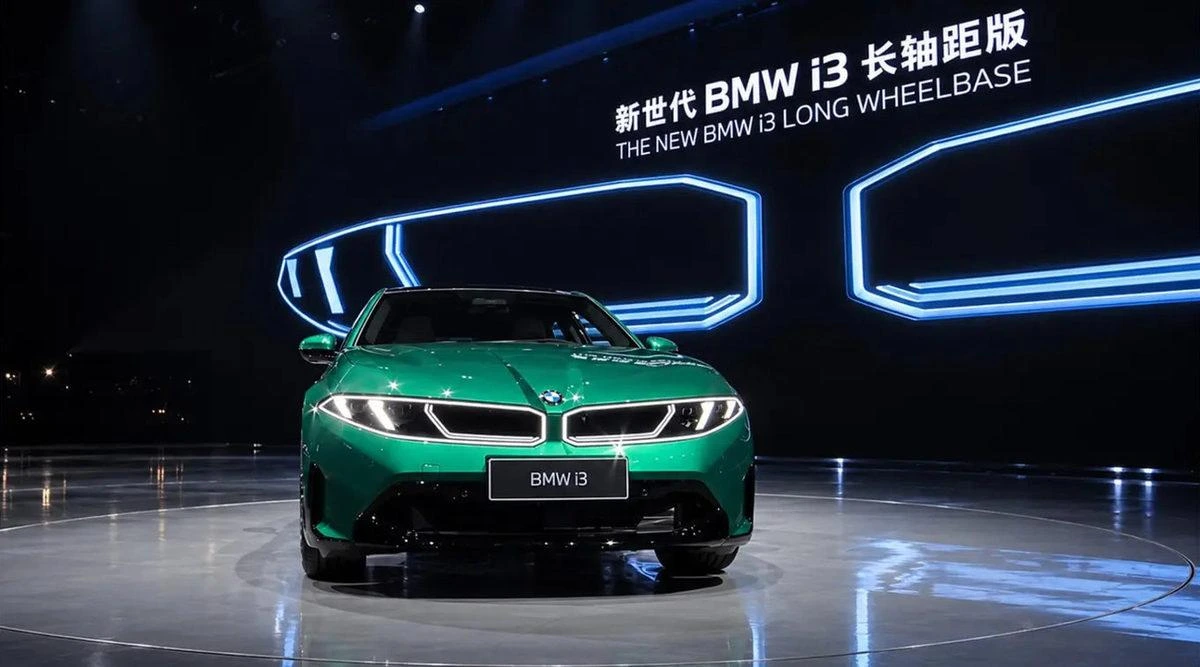 Sahne üzerinde sergilenen yeşil BMW i3