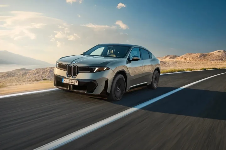 BMW iX4 coupe formundaki elektrikli SUV yolda ilerliyor