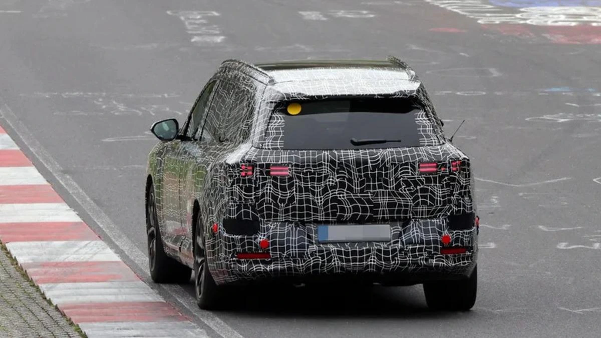 Kamuflajlı BMW iX7’nin arka görünümü