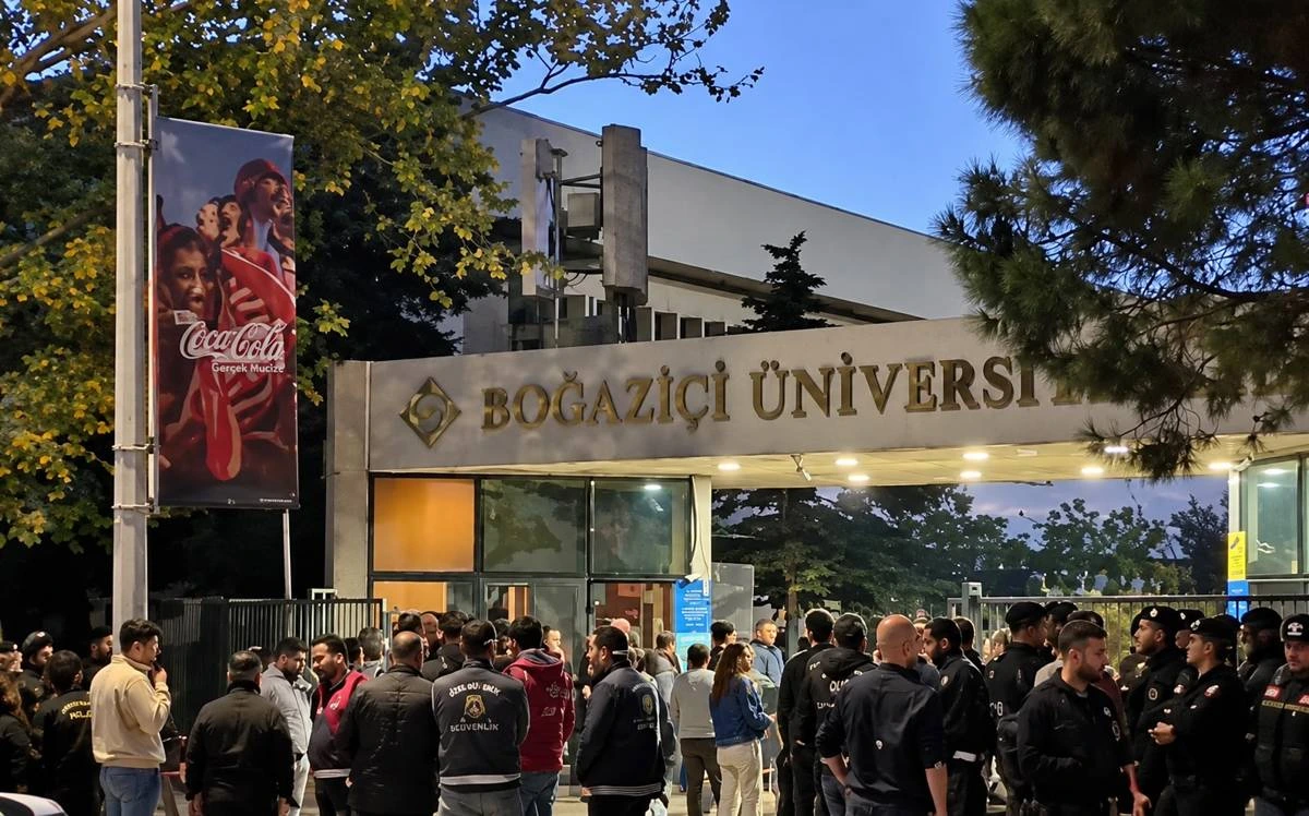 Boğaziçi Üniversitesi girişinde toplanan kalabalık