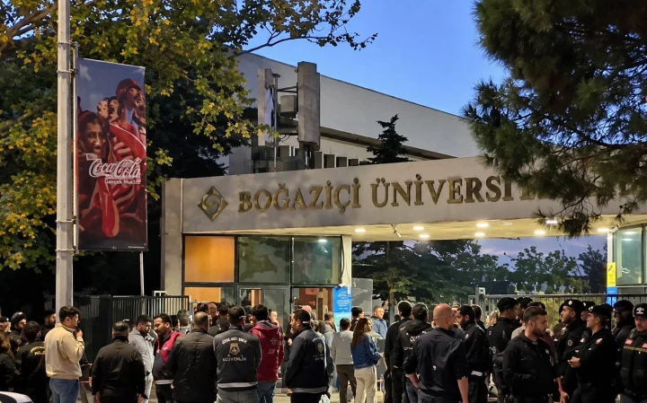 Boğaziçi Üniversitesi girişinde toplanan kalabalık
