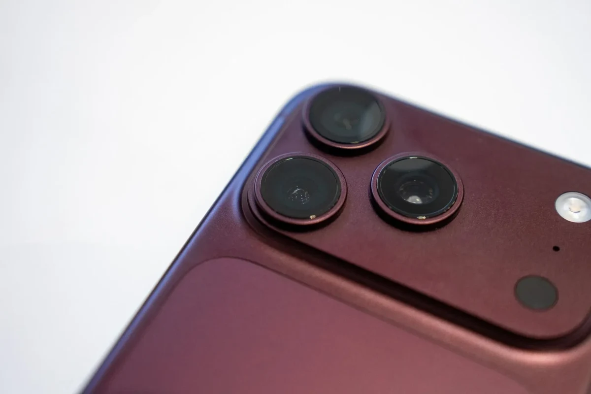 Bordo renkli akıllı telefonun arkasındaki üçlü kamera modülü