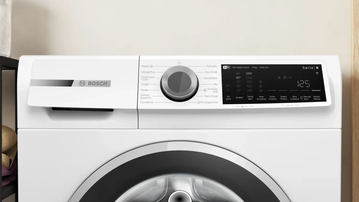 Bosch marka beyaz çamaşır makinesinin kontrol paneli ve tamburu