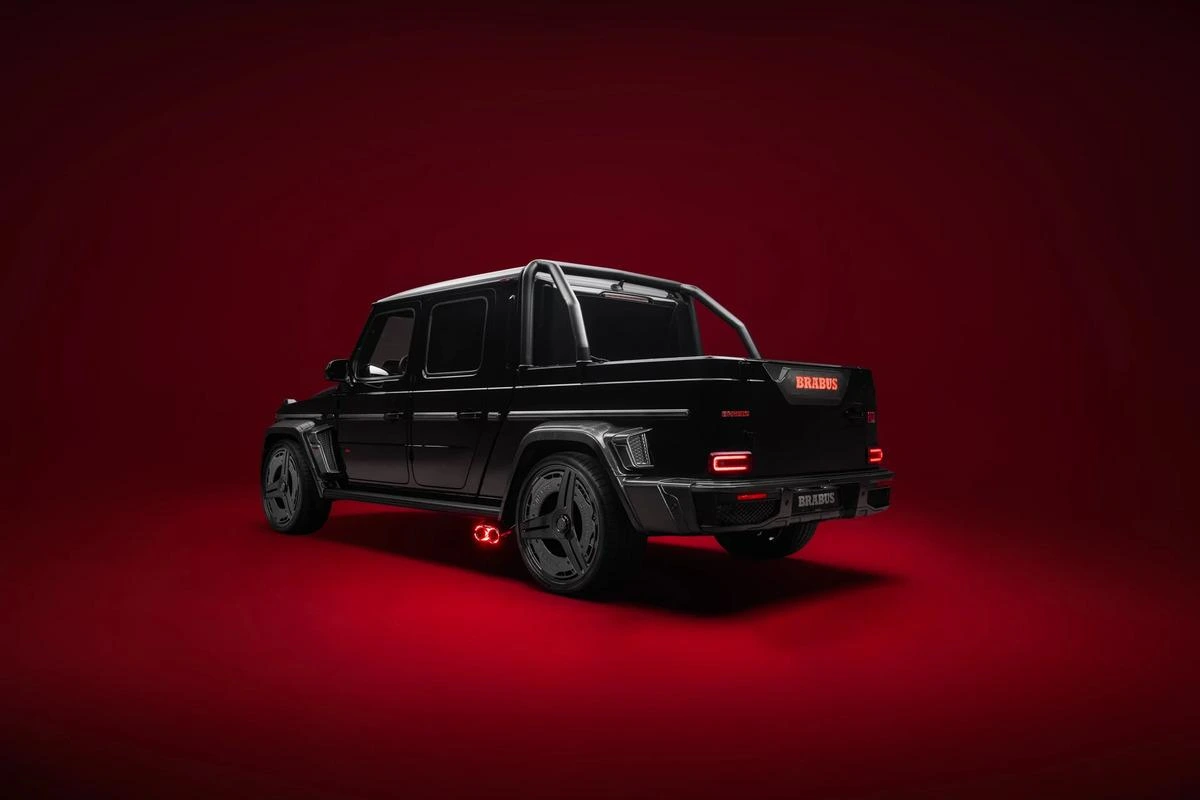Kırmızı fon önünde arkadan üç çeyrek açıyla siyah Brabus pickup