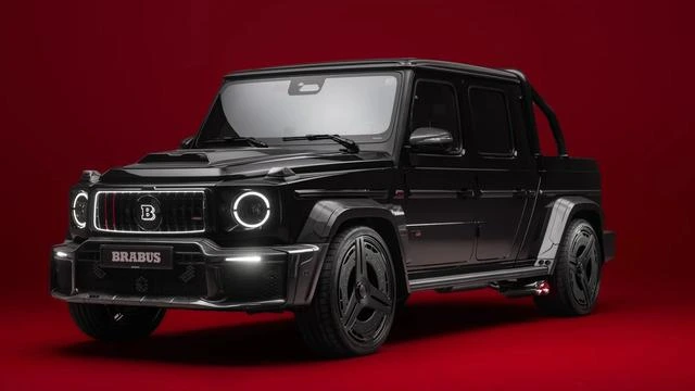 Kırmızı fon önünde siyah Brabus P 900 Rocket Edition pickup