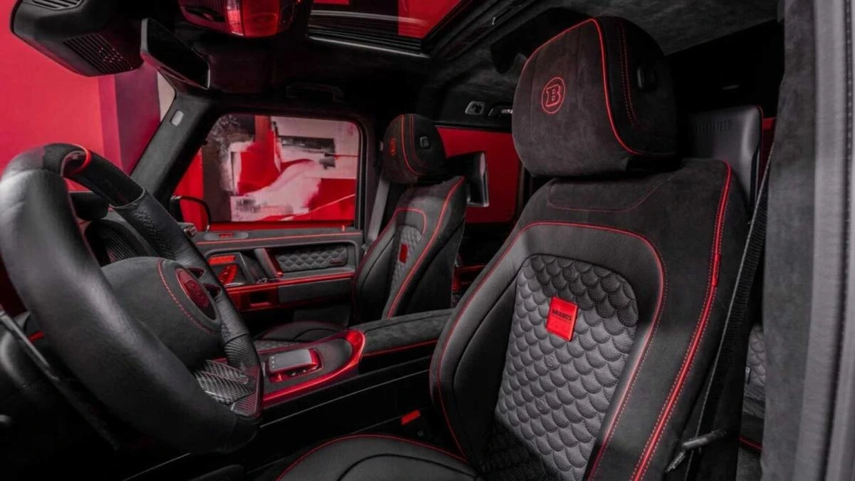 Kırmızı dikişli siyah deri ve Alcantara döşemeli Brabus kabini
