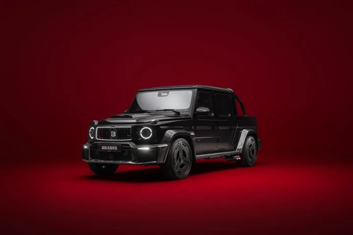 Kırmızı stüdyo fonu önünde siyah Brabus P 900 Rocket Edition pickup