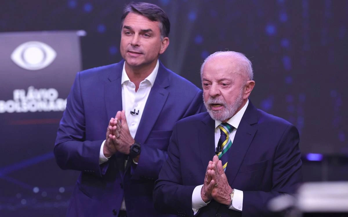 Flávio Bolsonaro ve Lula da Silva bir televizyon tartışmasında yan yana